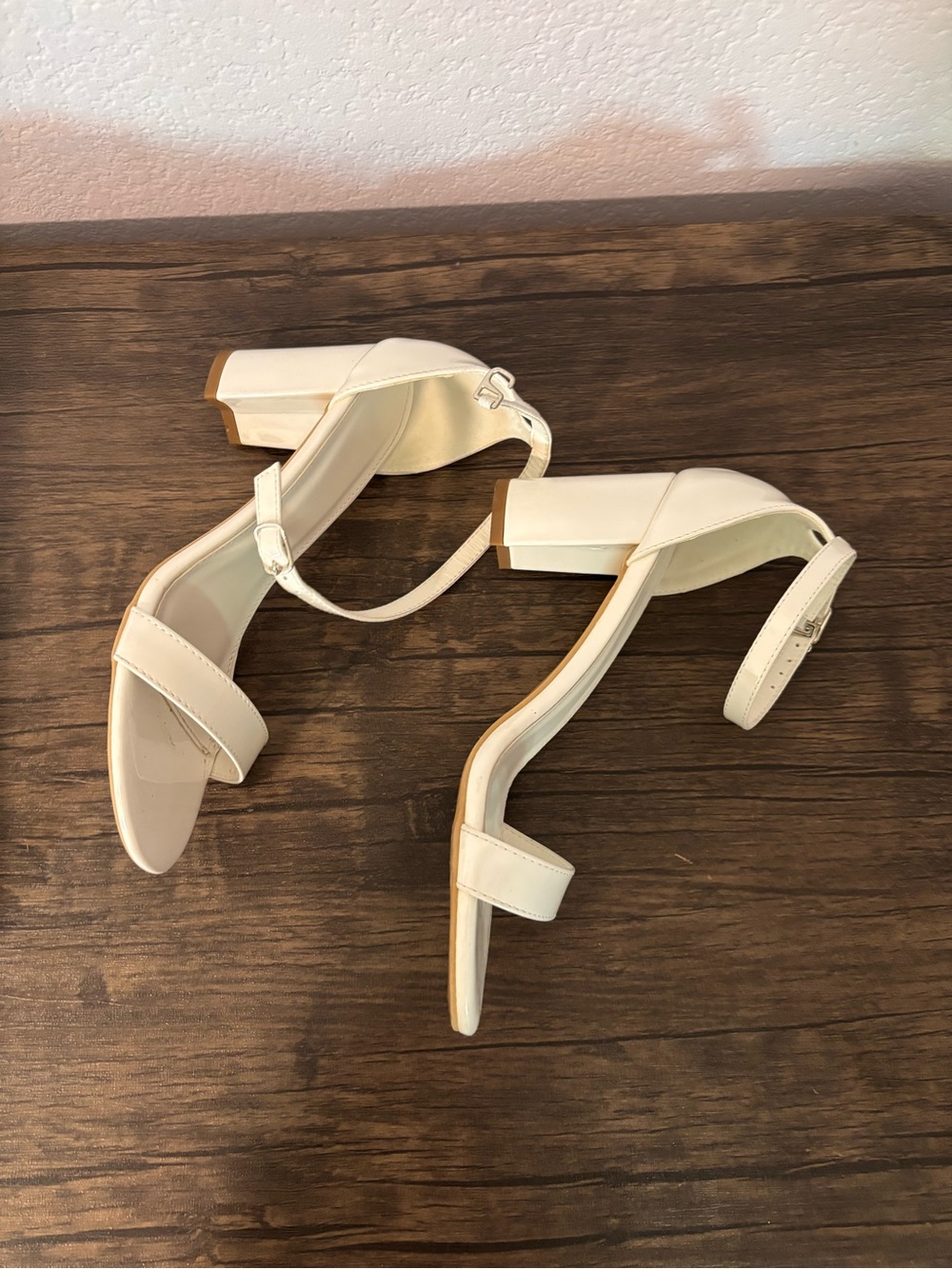 White heels shoes size 8 - Picture 3 of 4